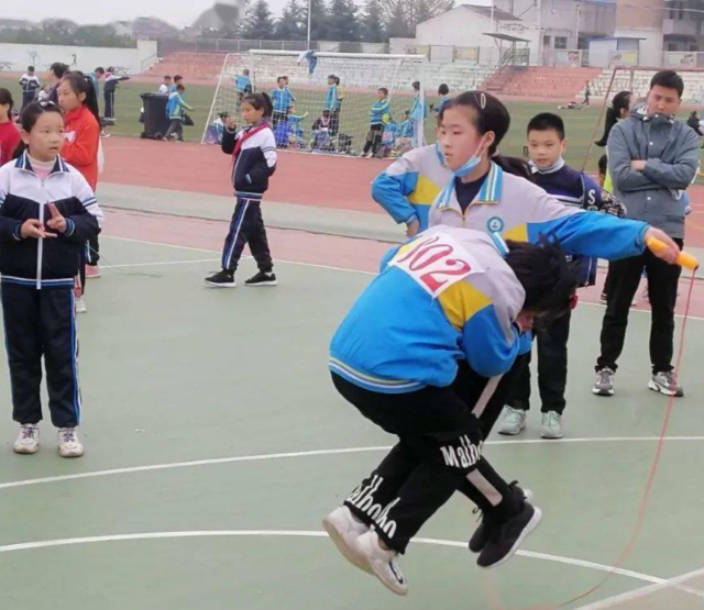 在动态中习得的团队精神与沟通才能是任何静态课堂都难以彻底赋予的 在动态中习得的团队精神与沟通才能是任何静态课堂都难以彻底赋予的