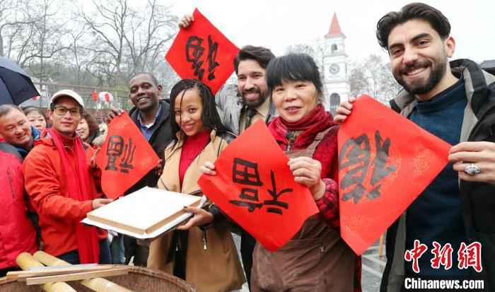 外国友人体验中国年俗 谢尚国 摄 小镇传年俗文化节:新老“混搭”中探寻别样“年味”