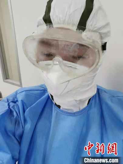 图为医护人员戴着起雾的护目镜。青海省第四人民医院供图 青海隔离病房里的“疫”线战士:最大的力量来自患者