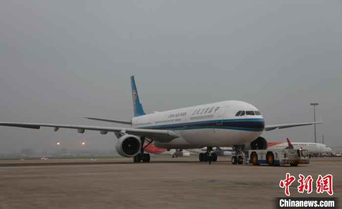 中国南方航空公司包机护送由中国政府派遣赴柬埔寨的抗疫医疗专家组由南宁吴圩机场飞往柬埔寨。南方航空供图 中国向东盟国家派出首支抗疫医疗队